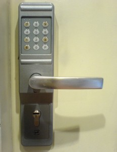 Electronic_lock_with_number_pad